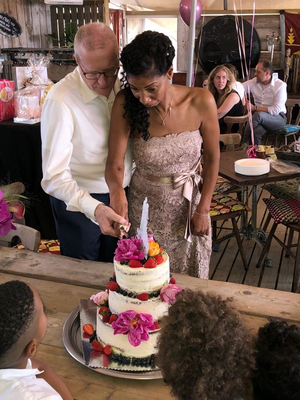 Naked cake fruit, bloemen aansnijden van Scharroo